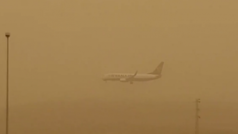 Απίστευτη προσγείωση μέσα σε «πέπλο» σκόνης