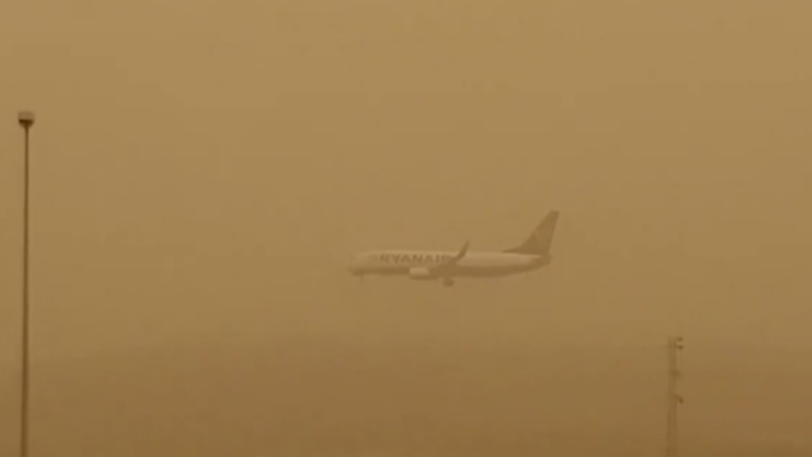 Απίστευτη προσγείωση μέσα σε «πέπλο» σκόνης