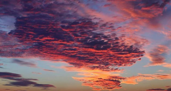 Fallstreak hole: Όταν τα σύννεφα «κυματίζουν» στον ουρανό – Το φαινόμενο που μάγεψε τους πάντες