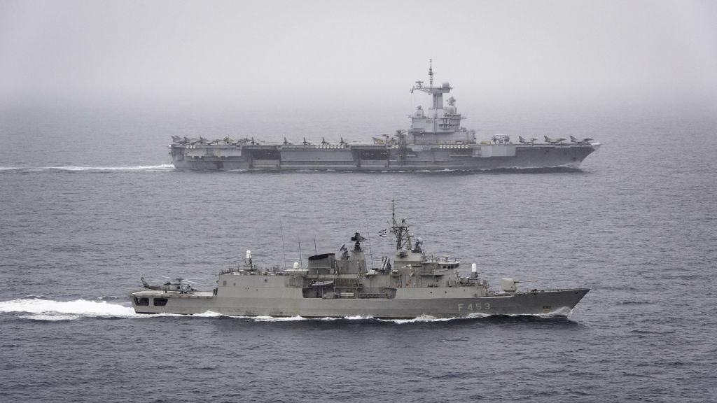 Η φρεγάτα Ψαρά στο πλευρό του γαλλικού αεροπλανοφόρου Charles de Gaulle