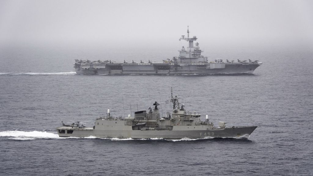 Η φρεγάτα Ψαρά στο πλευρό του γαλλικού αεροπλανοφόρου Charles de Gaulle