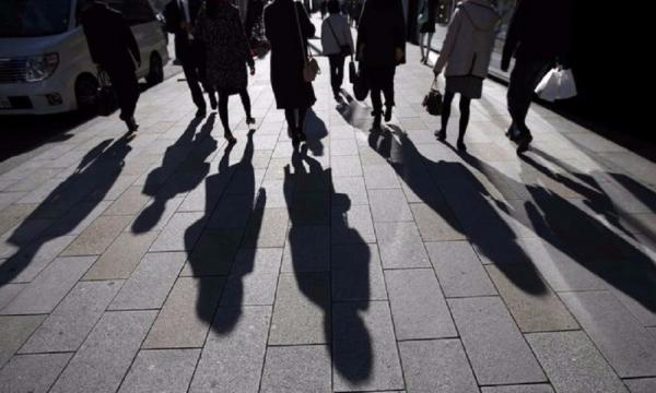 Ποια είναι σήμερα η «μεσαία τάξη» που γονατίζει από τους φόρους – Οι βίαιες αυξομειώσεις του εισοδήματος