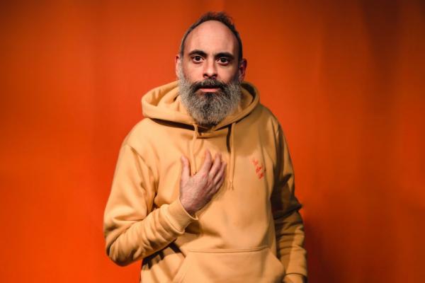 Ο Στυλιανός Παρρής μιλάει στο in.gr για τη θεατρική του «Σούπα»