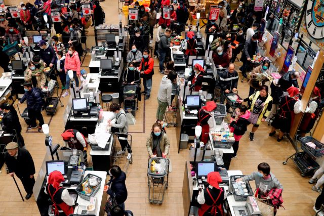 Νέος κοροναϊός : Χαρτί υγείας αγοράζουν σε τεράστιες ποσότητες οι καταναλωτές