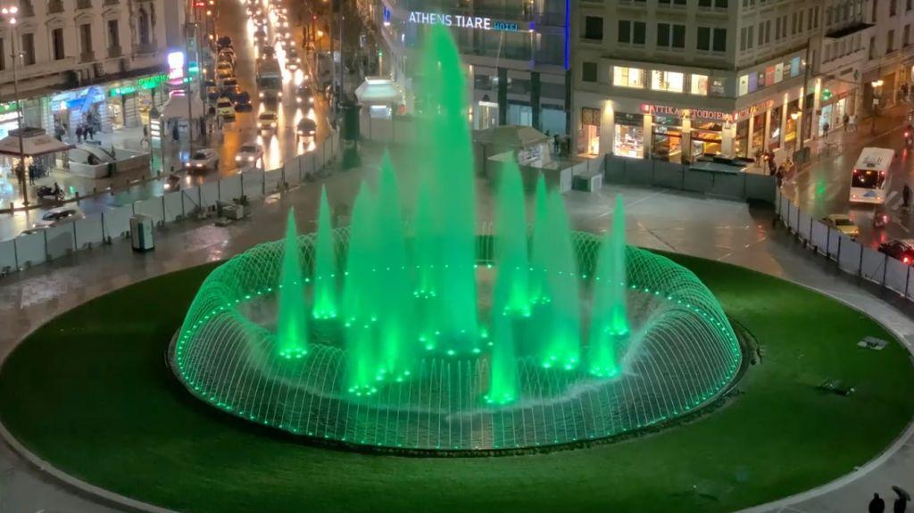 Δοκιμαστικά λειτούργησε το σιντριβάνι στην Ομόνοια – Εντυπωσιακές εικόνες