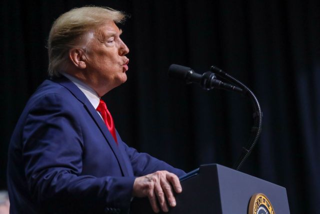 Το αποτυχημένο «μαύρισμα» του Ντόναλντ Τραμπ και το πάρτι στο Twitter [Εικόνες]