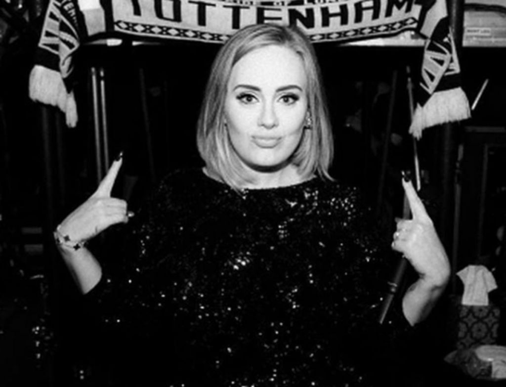 Adele: Νέα φωτογραφία με μέση - δαχτυλίδι!