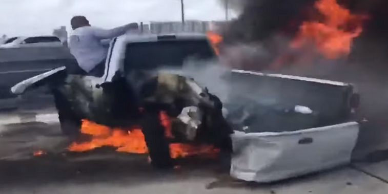 Βίντεο που κόβει την ανάσα: Η στιγμή διάσωσης άνδρα από φλεγόμενο όχημα