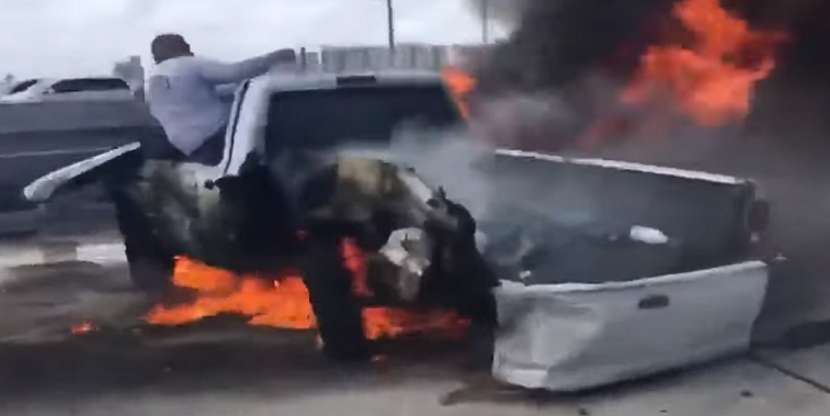Βίντεο που κόβει την ανάσα: Η στιγμή διάσωσης άνδρα από φλεγόμενο όχημα