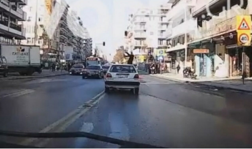 Θεσσαλονίκη: Βίντεο σοκ με ΙΧ που παρασύρει γυναίκα – Έκανε σβούρα στον αέρα