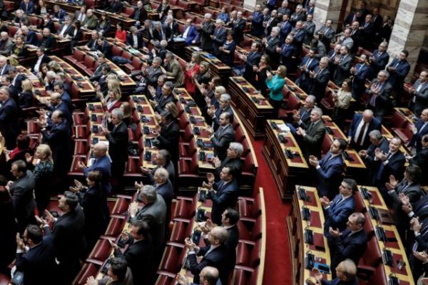 Η Βουλή προσλαμβάνει… ξεματιάστρες