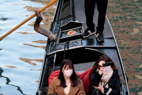 «Σύννεφα» στην παγκόσμια οικονομία λόγω κοροναϊού – Οι προβλέψεις της FED