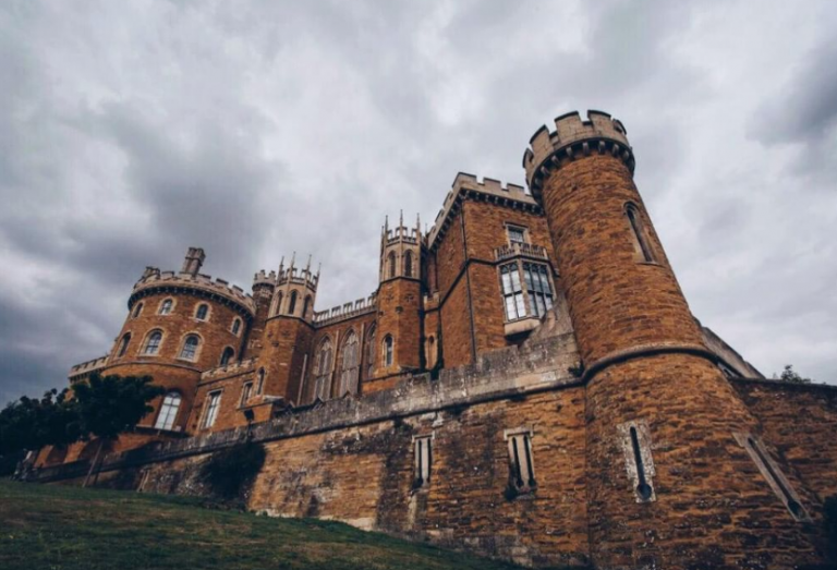 Ζήστε την απόλυτη «The Crown» εμπειρία μέσω Airbnb