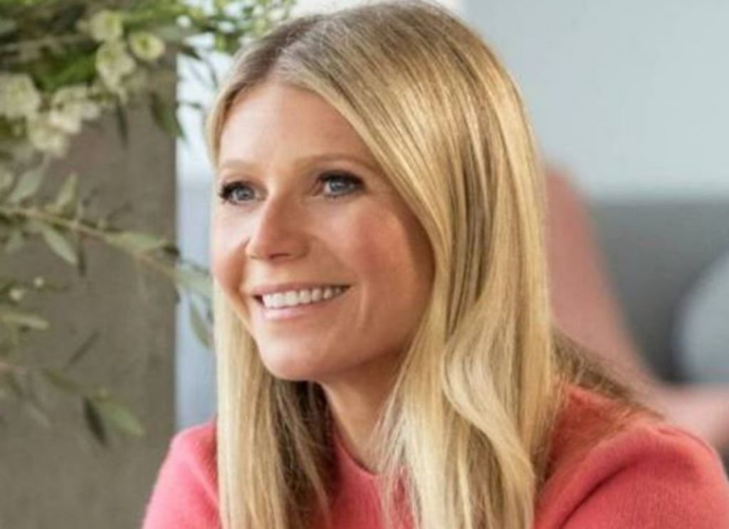 Γκούινεθ Πάλτροου: Ταξίδεψε στο Παρίσι με μάσκα για τον κορονοϊό