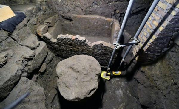 Στο φως κενοτάφιο που εικάζεται ότι ανήκει στον ιδρυτή της Ρώμης, Ρωμύλο