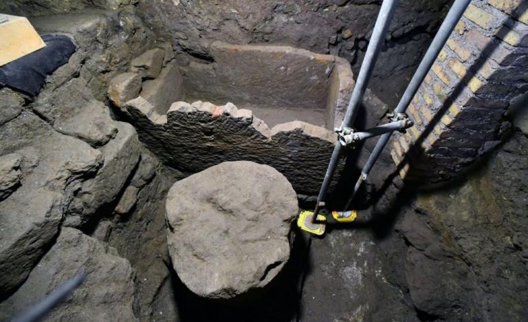 Στο φως κενοτάφιο που εικάζεται ότι ανήκει στον ιδρυτή της Ρώμης, Ρωμύλο