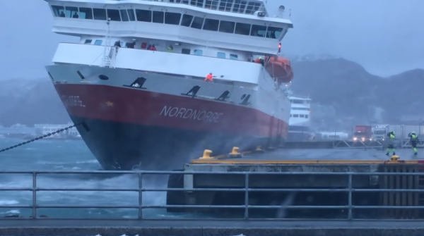 Κρουαζιερόπλοιο δένει εν μέσω θαλασσοταραχής σε λιμάνι στη Νορβηγία