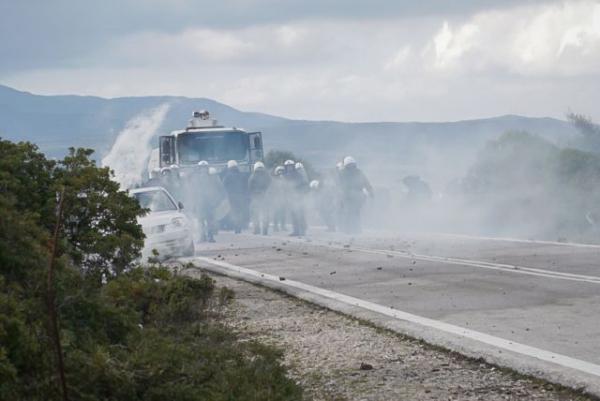 Προσφυγικό : Επεισόδια και συλλήψεις σε Λέσβο και Χίο – Αποχωρούν τα ΜΑΤ από Καράβα και Διαβολόρεμα
