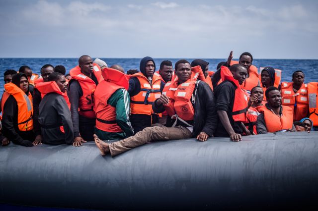 Θαύμα στις «βάρκες του θανάτου»: Πρόσφυγας γέννησε μεσοπέλαγα πριν την διάσωσή της