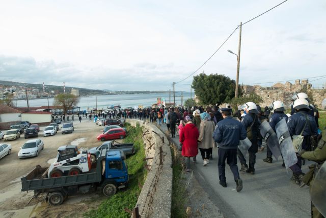 Η Αστυνομία διέλυσε την ειρηνική διαμαρτυρία προσφύγων στη Λέσβο [Εικόνες]