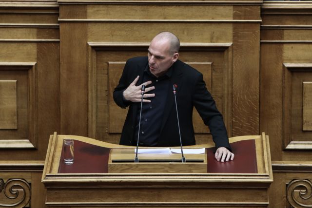 Ο Βαρουφάκης πήρε το… όπλο του και κατά των πρώην συντρόφων του