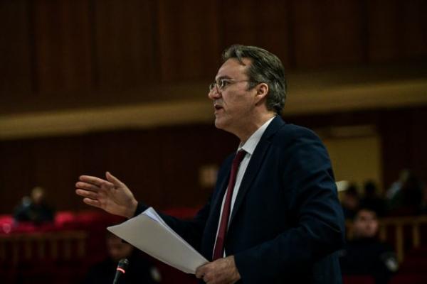 «Με τις μέλισσες ή με τους λύκους»: Βιβλίο η αγόρευση του Θ. Καμπαγιάννη στη δίκη της ΧΑ