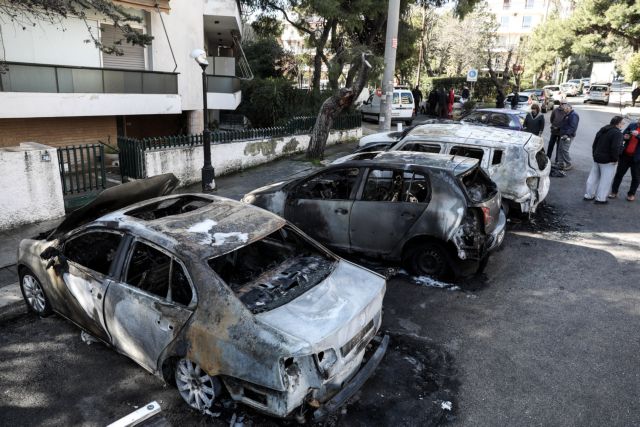 Αντιεξουσιαστές ζητούν από πολίτες να μην παρκάρουν δίπλα σε πολυτελή αυτοκίνητα που καίνε