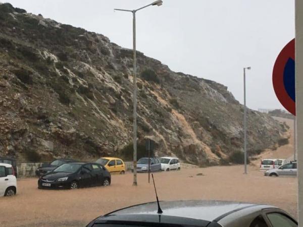 Η κακοκαιρία σάρωσε τη Ρόδο: Ποτάμια οι δρόμοι – Πλημμύρισε το αεροδρόμιο της Ικαρίας