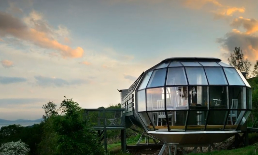 Ένα ζέπελιν με θέα στα Χάιλαντς που κόβει την ανάσα