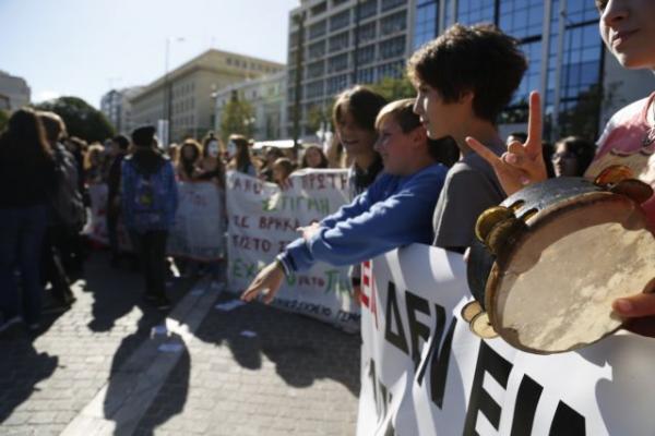 Μαθητικό συλλαλητήριο στα Προπύλαια : Όχι στην εξίσωση των πτυχίων κολεγίων -ΑΕΙ
