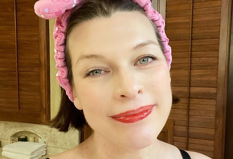 Μίλα Γιόβοβιτς: Ποζάρει αγκαλιά με τη νεογέννητη κόρη της