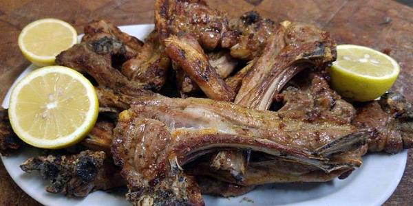 Απίστευτο κι όμως… αντικαπνιστικό! Βγήκαν για τσιγάρο και τους «έκλεψαν» τα παϊδάκια