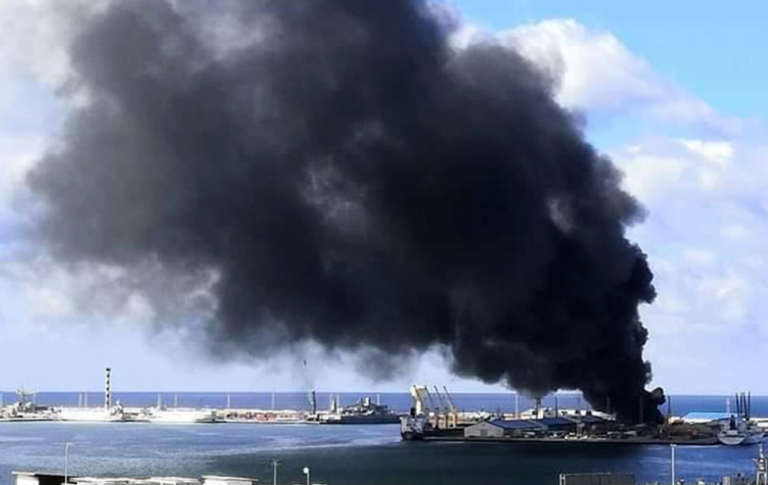 Ο στρατός του Χαφτάρ βομβάρδισε τούρκικο πλοίο στο λιμάνι της Τρίπολης