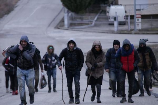 Τεταμένη η κατάσταση στα σύνορα: Ακινητοποιημένα «καραβάνια» προσφύγων – Ενισχύονται οι δυνάμεις