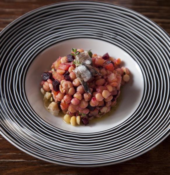 Ρεβίθια με παντζάρι και γαύρο