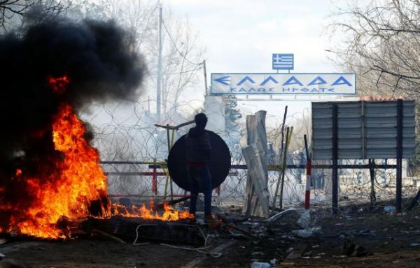 «Μάχες» στον Έβρο : Επεισόδια μεταξύ προσφύγων και δυνάμεων ασφαλείας – Αποστέλλονται ενισχύσεις στα σύνορα
