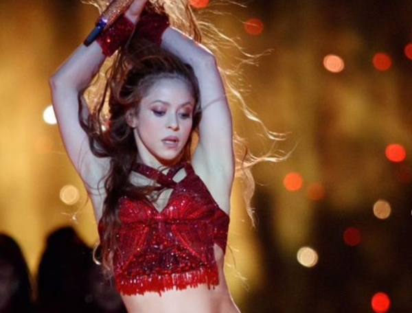 H Σακίρα βγάζει γλώσσα και «σπάει» το Internet – Τι σήμαιναν οι κινήσεις της στο Super Bowl