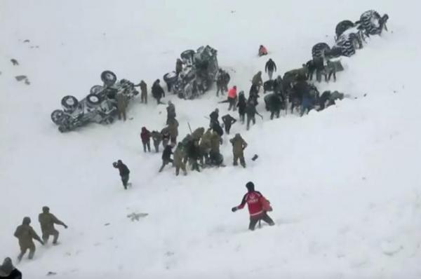 Συγκλονιστικό βίντεο μέσα από τη φονική χιονοστιβάδα στην Τουρκία