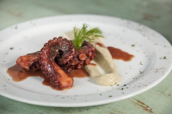 Χταπόδι με πουρέ μελιτζάνας