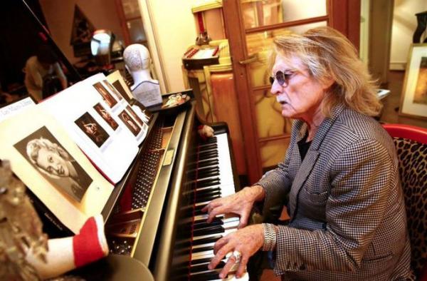 Κοροναϊός Με αναπνευστική ανεπάρκεια νοσηλεύεται ο τραγουδιστής Κριστόφ