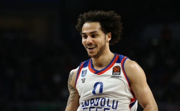 Ο Λάρκιν ισοφάρισε το ρεκόρ τριπόντων και… έκανε παράπονα στον Αταμάν