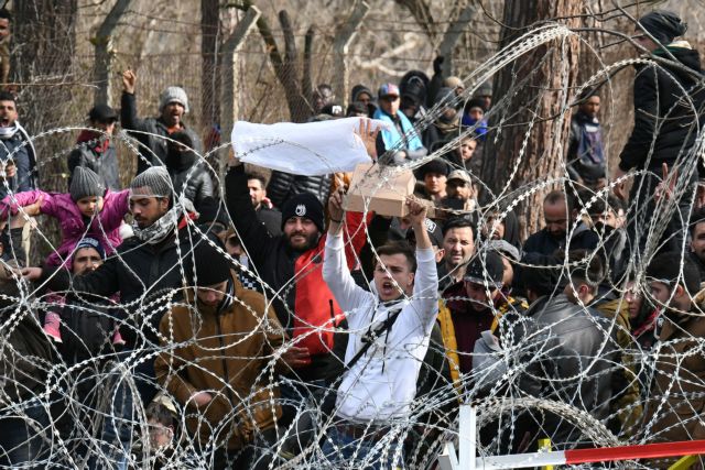 Δίχως τέλος το ανθρωπιστικό δράμα στα σύνορα - Η ώρα της Ευρώπης απέναντι στις απειλές Ερντογάν