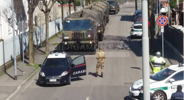 Κοροναϊός: Νέες εικόνες φρίκης στην Ιταλία - Στρατιωτικά οχήματα μεταφέρουν σορούς θυμάτων