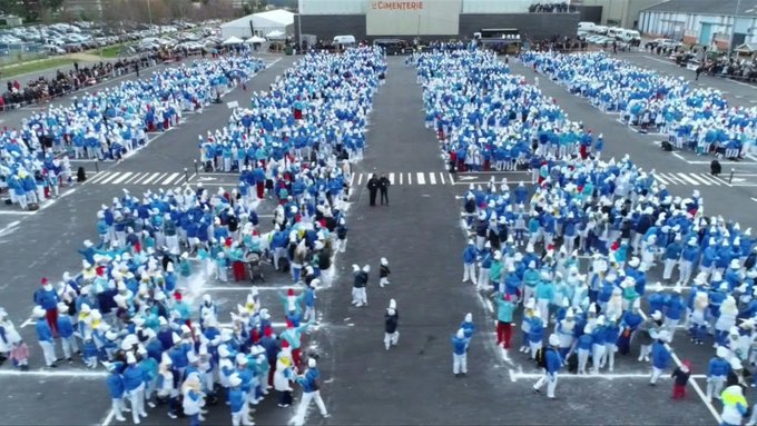 Κοροναϊός: Ρεκόρ Γκίνες με… 3.500 «στρουμφάκια»