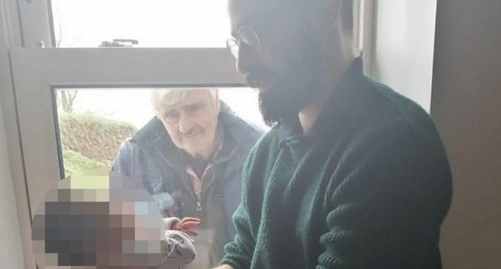 Κοροναϊός : Παππούς βλέπει για πρώτη φορά το εγγόνι του από το παράθυρο