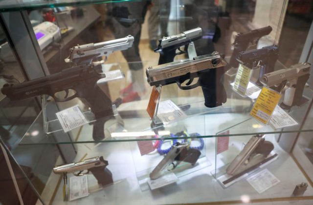Κοροναϊός: Στα χνάρια των ΗΠΑ οι Ούγγροι - Τρέχουν να... αγοράσουν όπλα