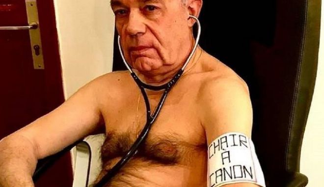 Κοροναϊός: Πόζαρε γυμνός καταγγέλλοντας έλλειψη σε ιατρικό εξοπλισμό
