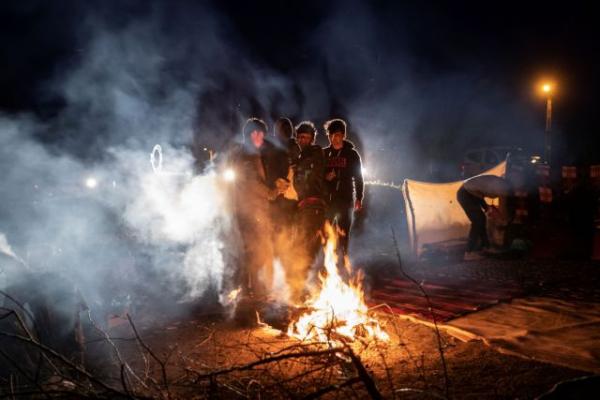 Μαθήματα ανθρωπιάς στον Έβρο – Κάτοικοι ζεσταίνουν γάλα για μωρό προσφύγων