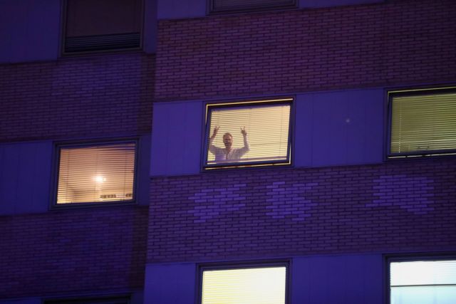 Κοροναϊός: Η «Αστυνομία των μπαλκονιών» παίρνει το νόμο στα χέρια της με ακραίες συμπεριφορές