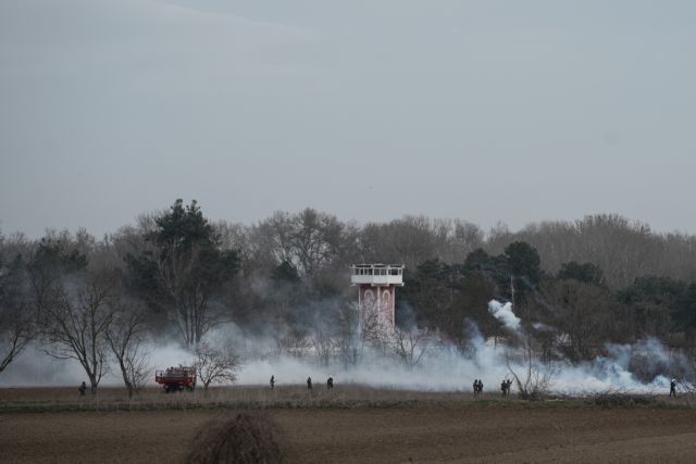 Νέο βίντεο δείχνει δεκάδες πρόσφυγες να προσπαθούν να γκρεμίσουν τμήμα του φράχτη
